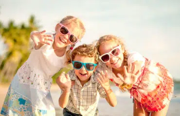 copii fericiti pe plaja