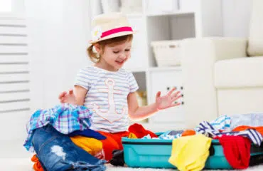 copil face bagajele de vacanta