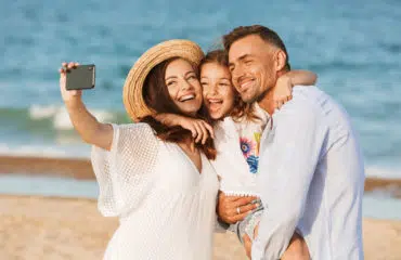 familie fericita pe plaja