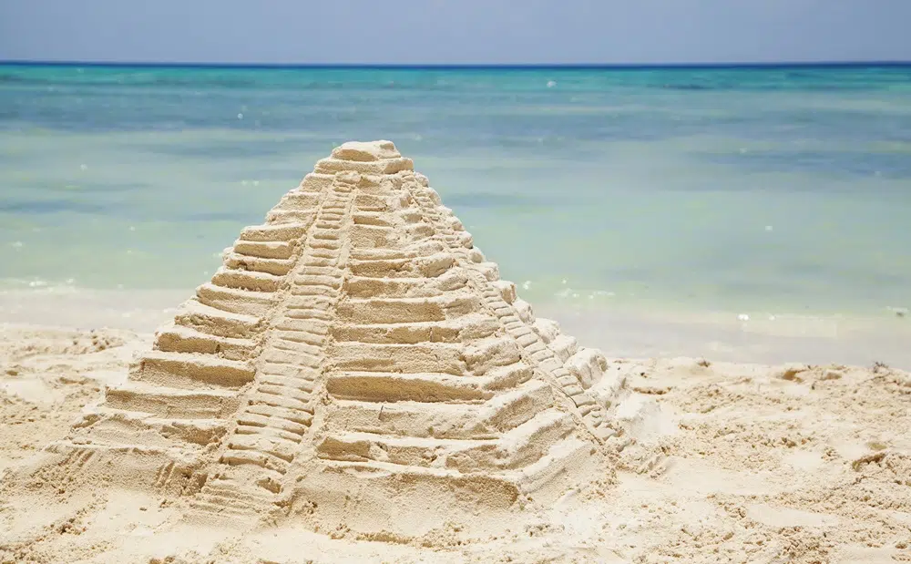 piramida din nisip 