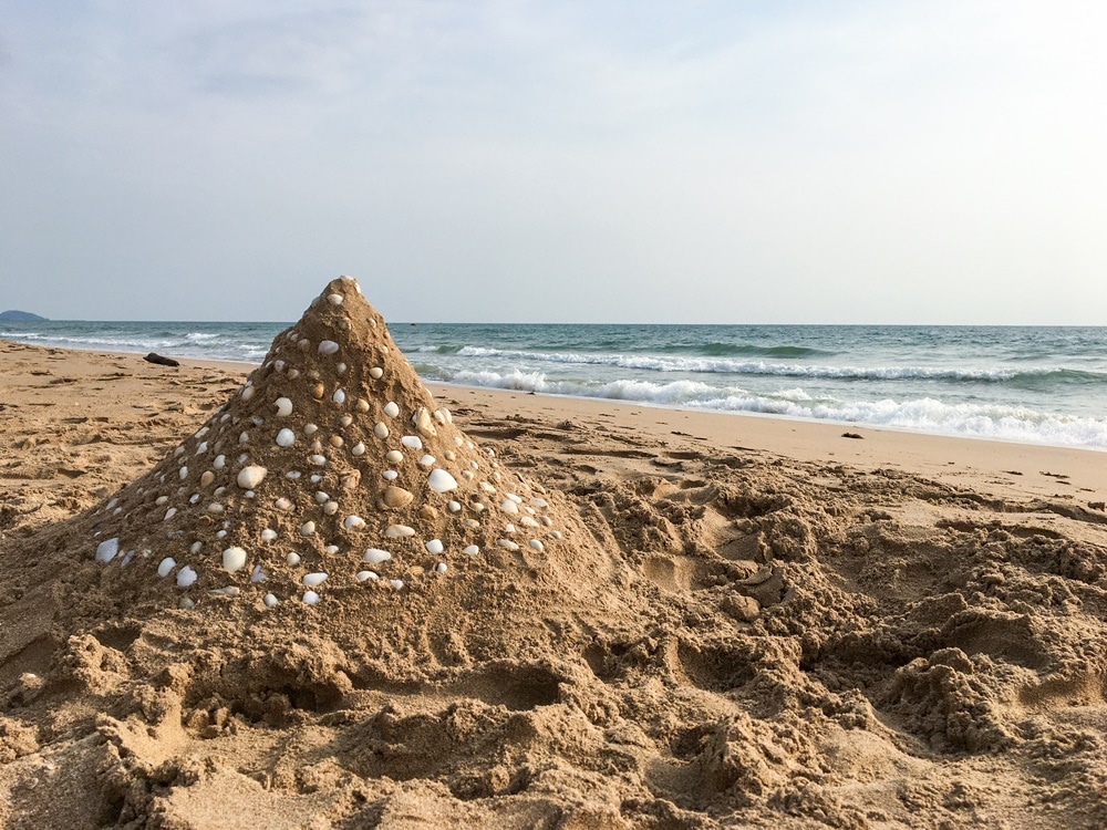 castel de nisip cu scoici