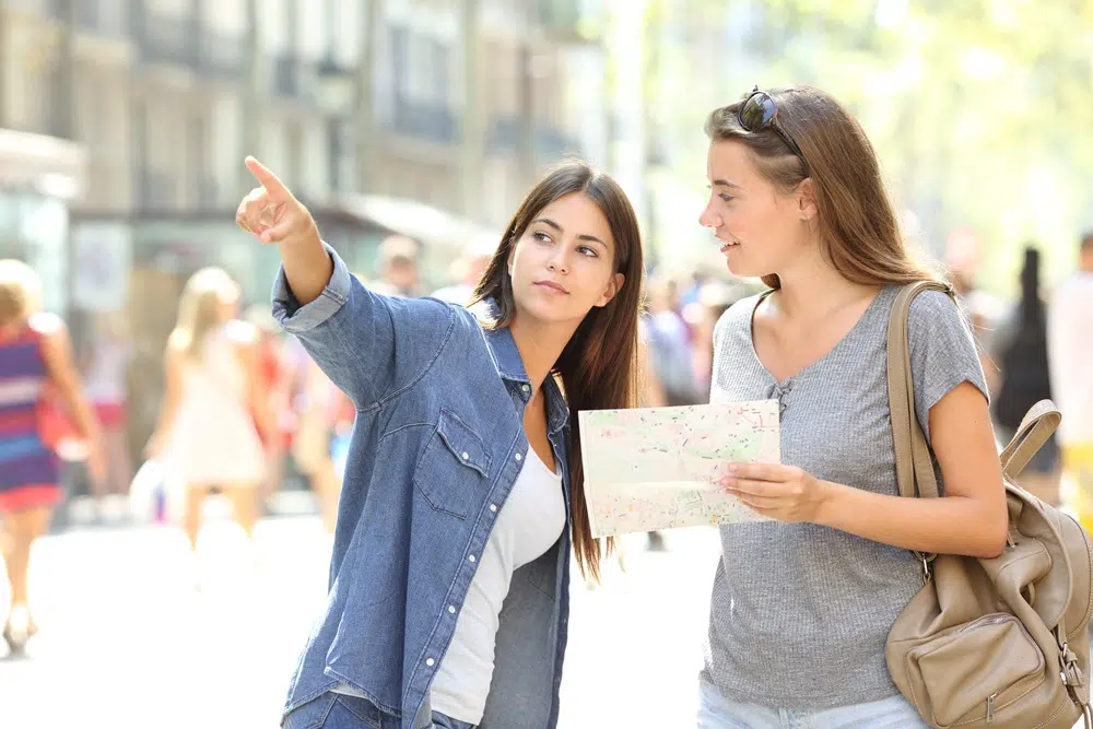 turista care cere informatii