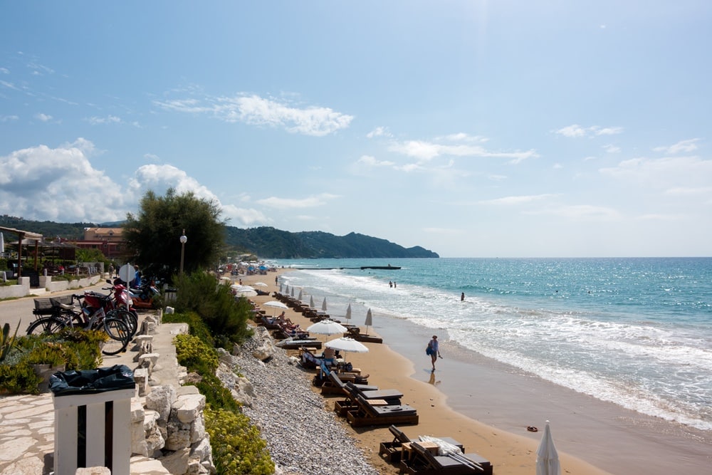 Relaxare la Arillas Beach Corfu, una dintre plajele apreciate din nord ...